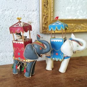 Paire d'éléphants en cuir