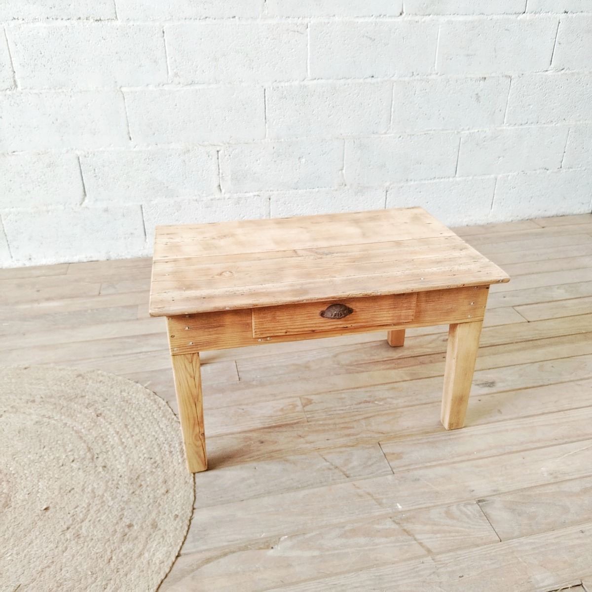 Table basse en bois naturel