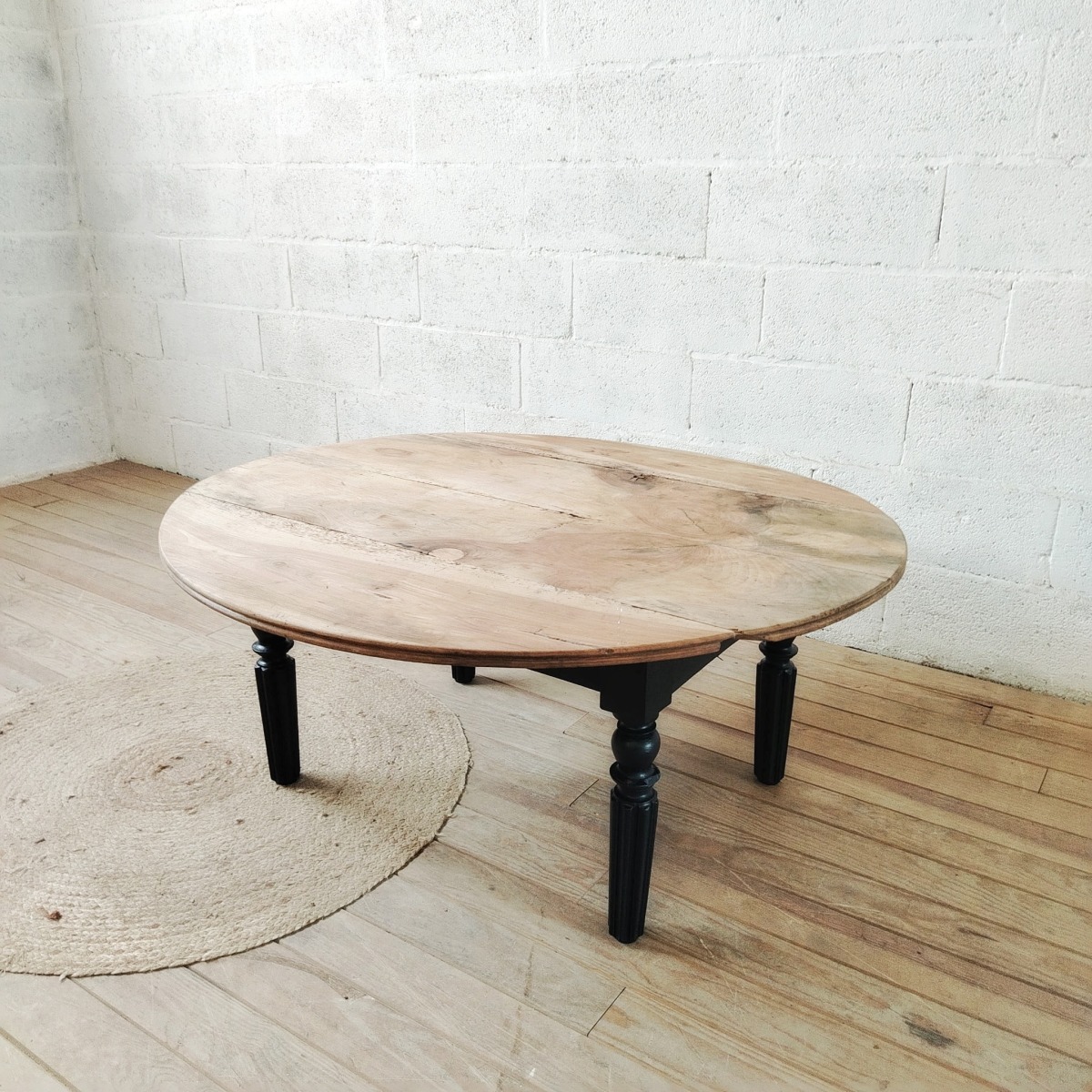 Table basse noire et bois