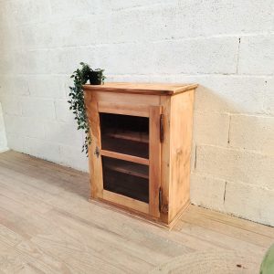 Vitrine basse en bois naturel