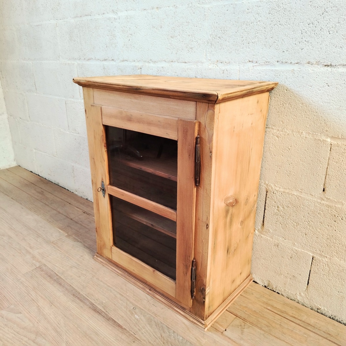 Vitrine basse en bois naturel – Image 2