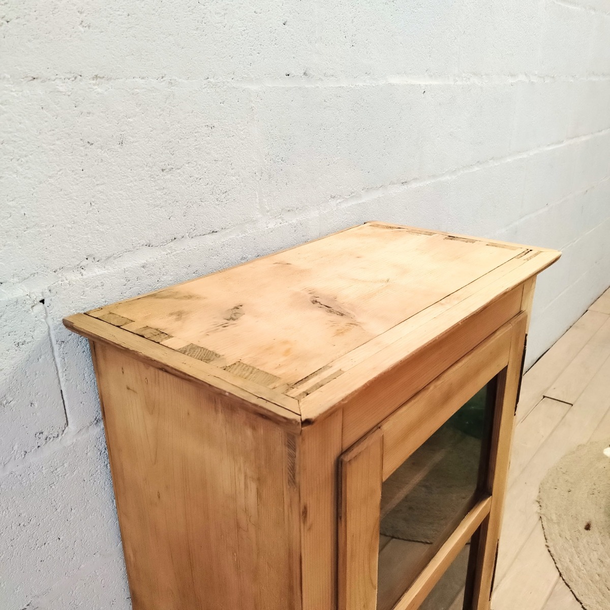 Vitrine basse en bois naturel – Image 3