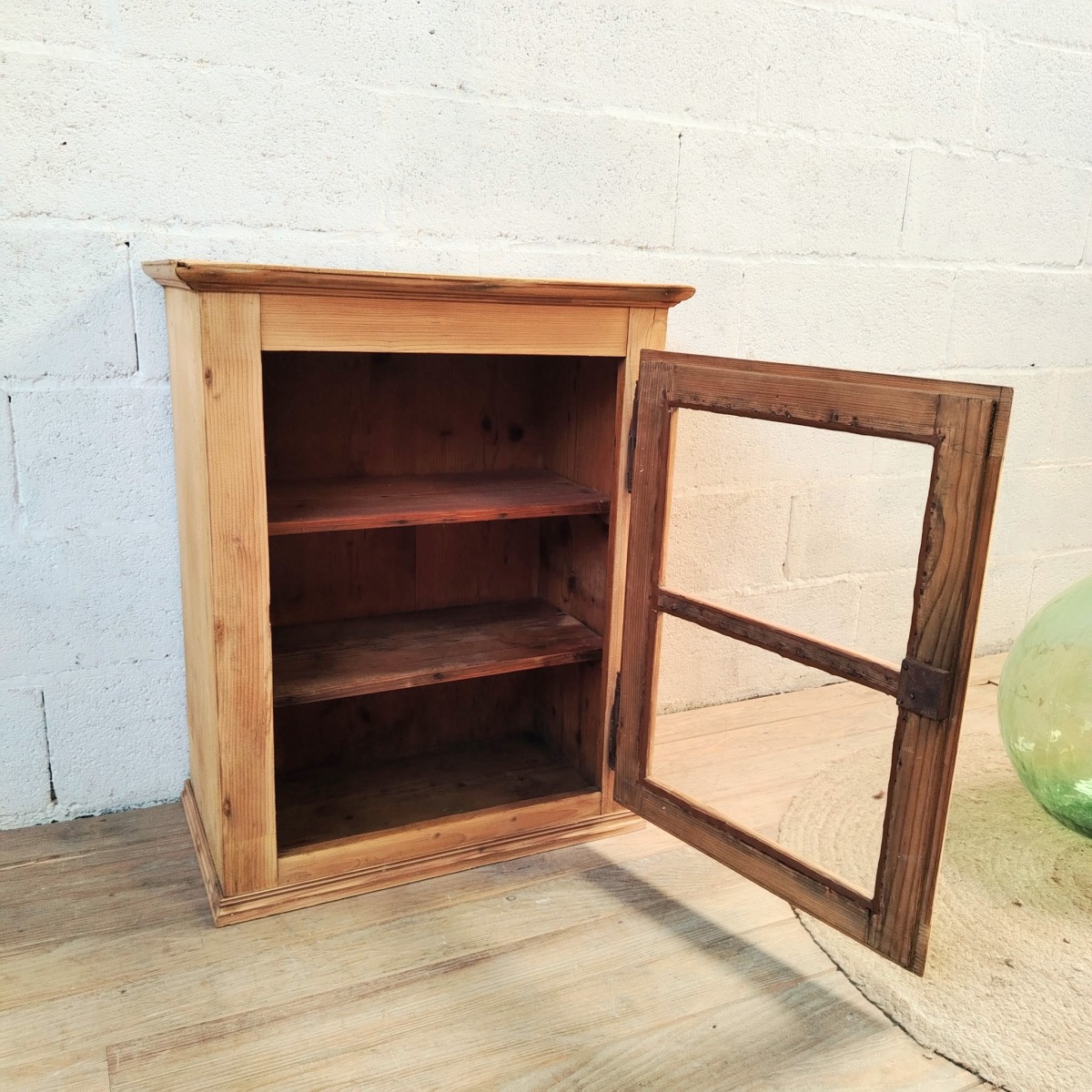 Vitrine basse en bois naturel – Image 4