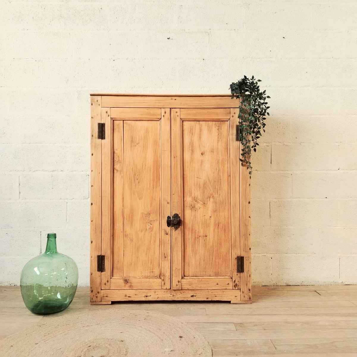 Armoire basse en bois naturel