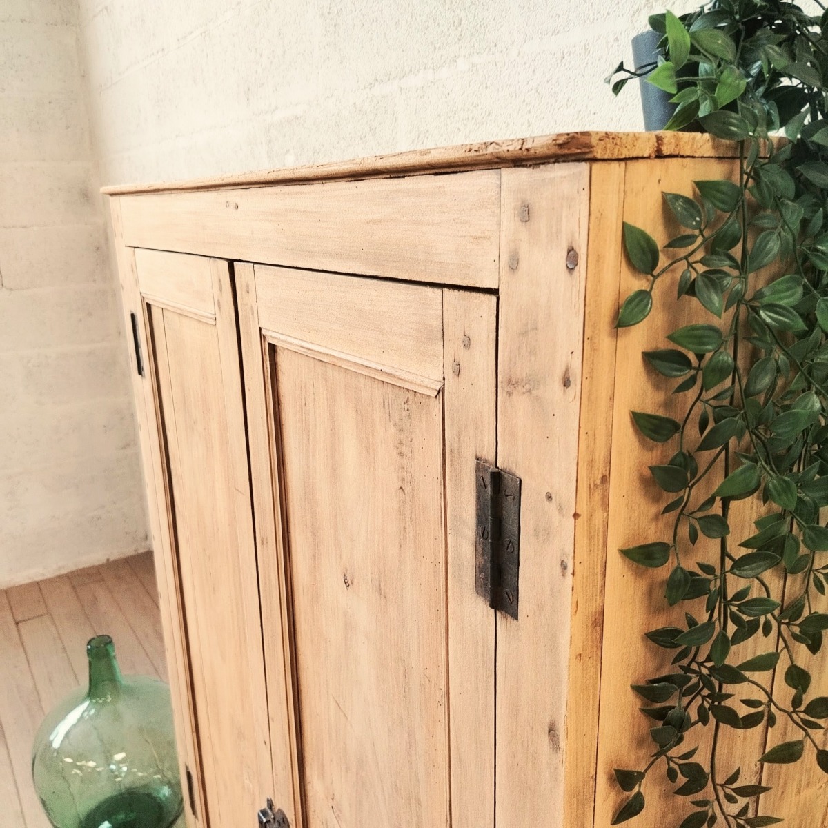 Armoire basse en bois naturel – Image 3