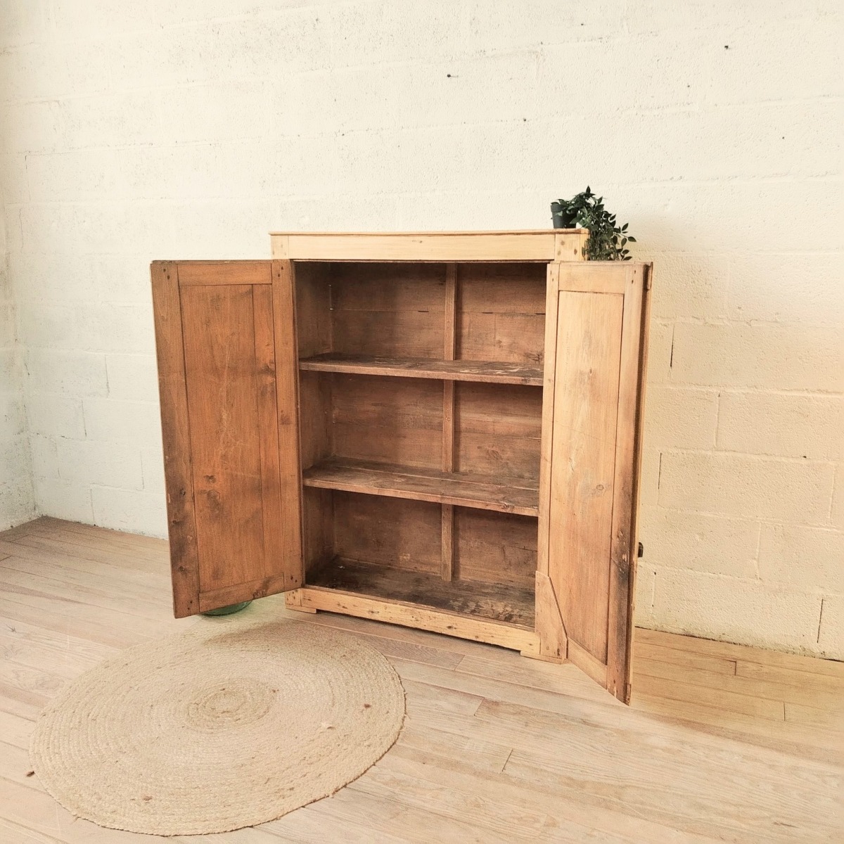 Armoire basse en bois naturel – Image 4