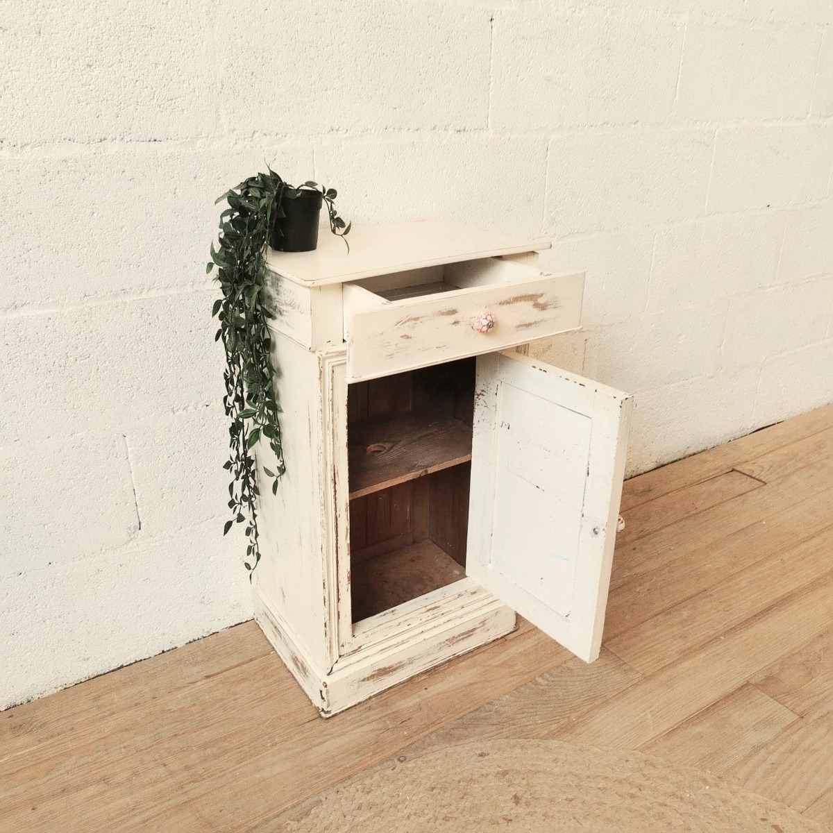 Meuble d'appoint patiné – Image 4
