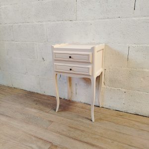 Meuble d'appoint patiné