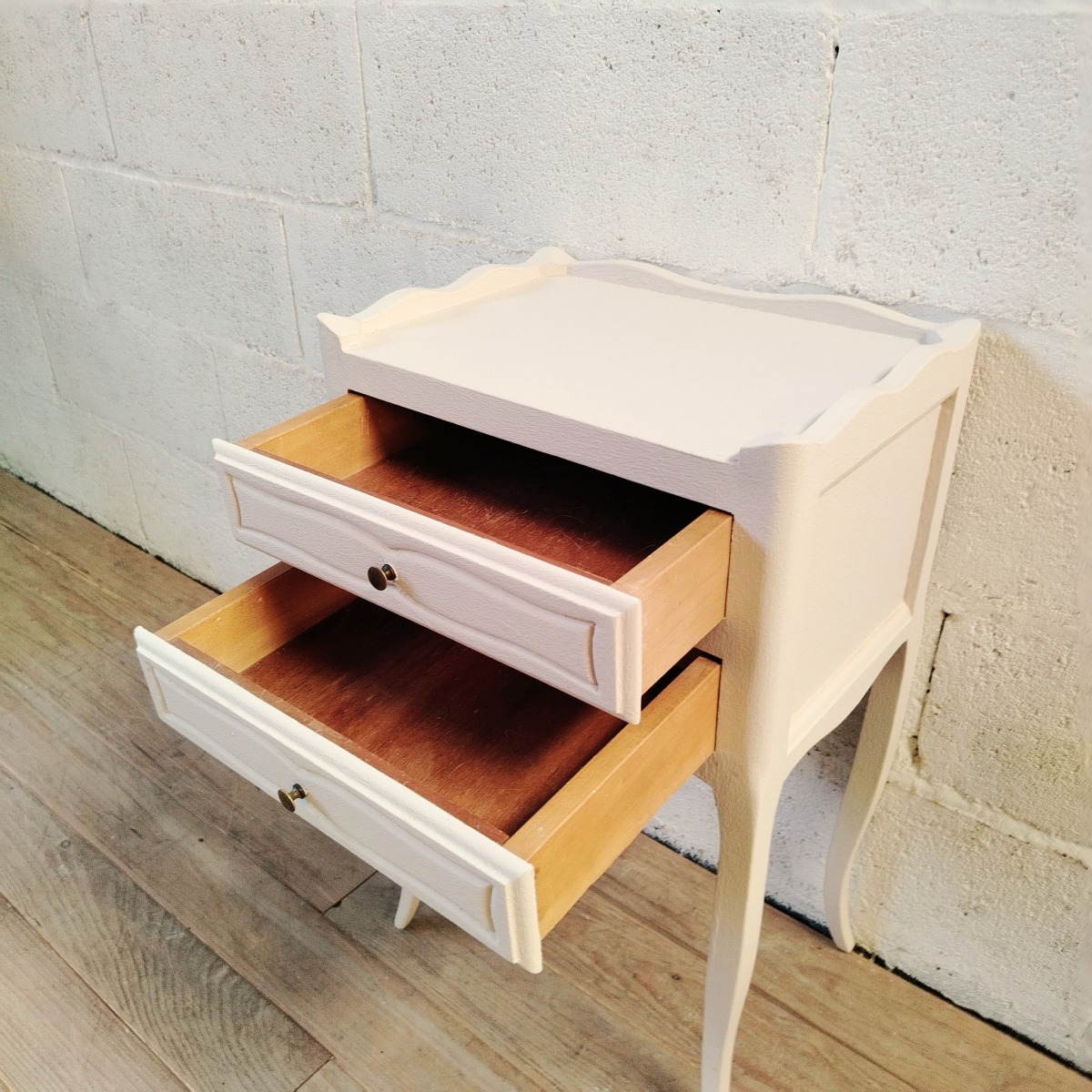 Meuble d'appoint patiné – Image 4