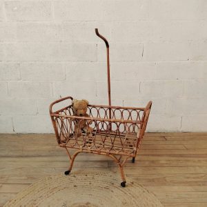 Lit de poupée ancien