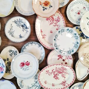 Lot de 30 assiettes anciennes et plats dépareillés