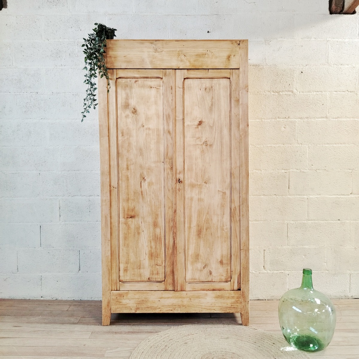 Armoire parisienne en bois naturel