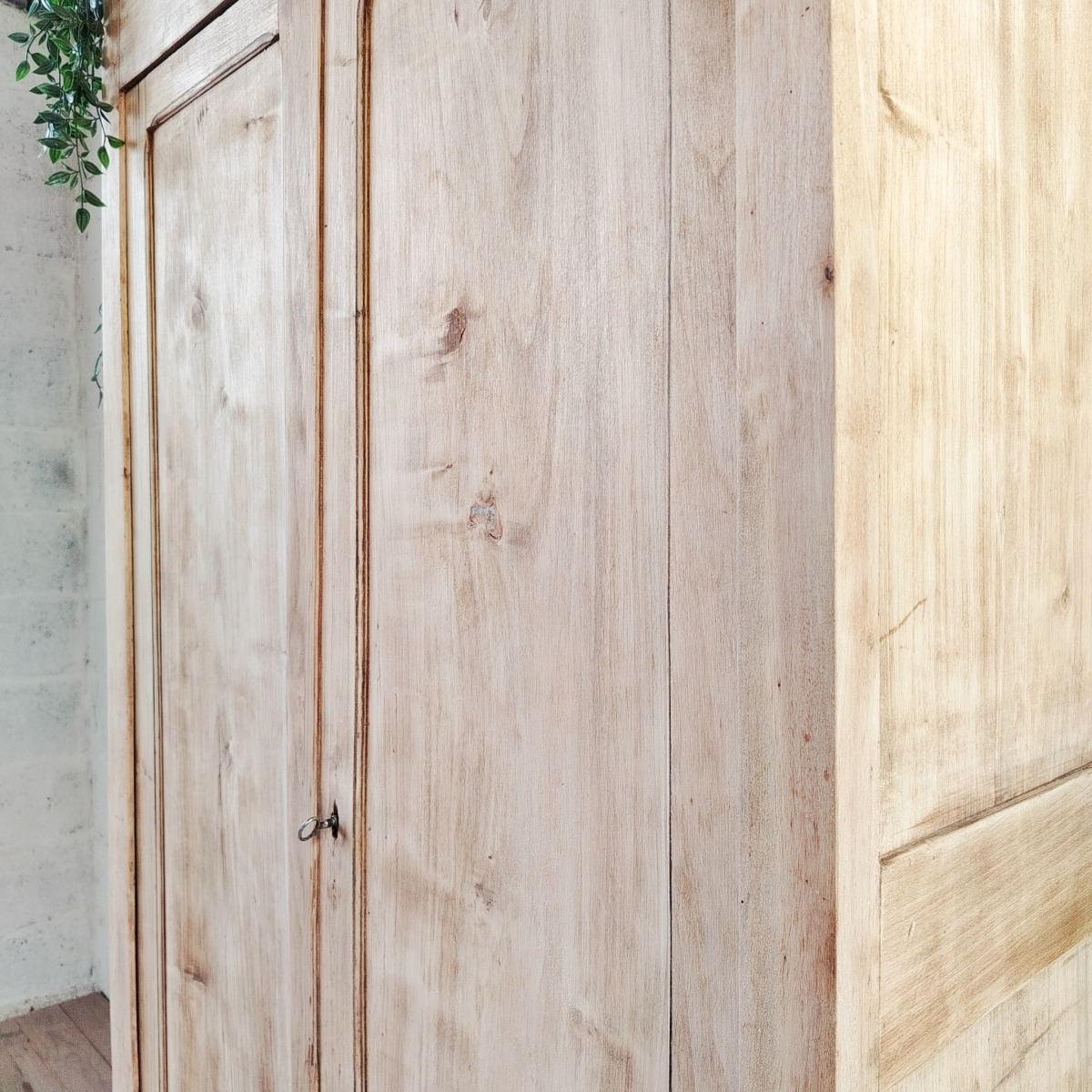 Armoire parisienne en bois naturel – Image 3