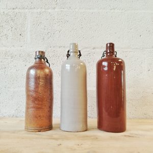 Trio de bouteilles en grès
