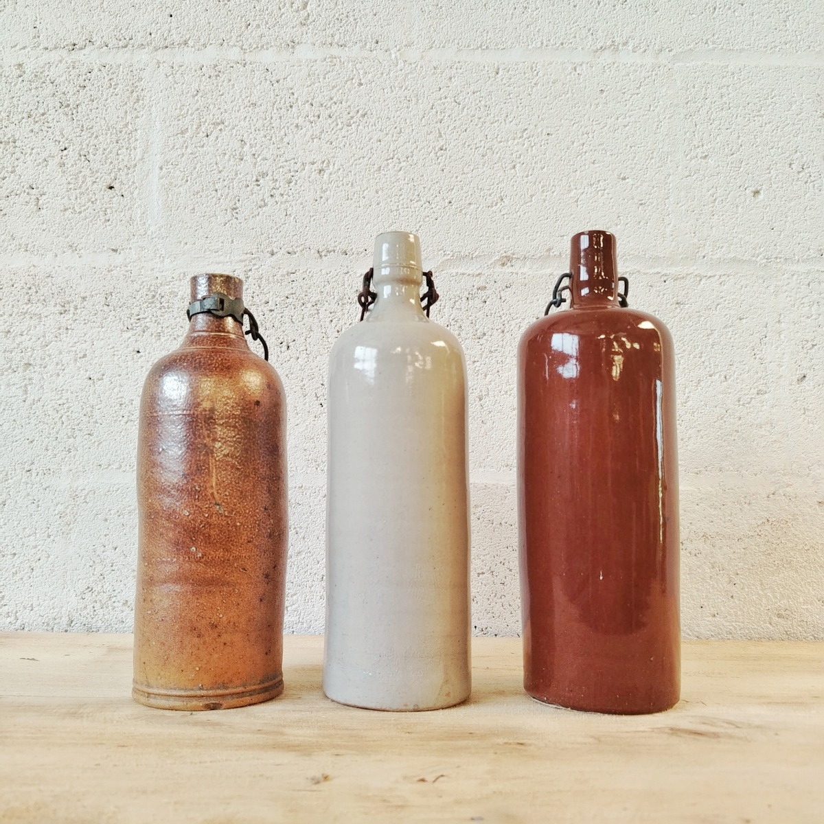 Trio de bouteilles en grès