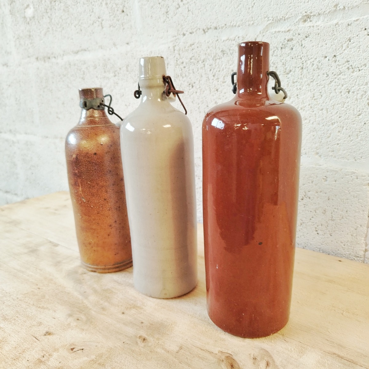 Trio de bouteilles en grès – Image 2
