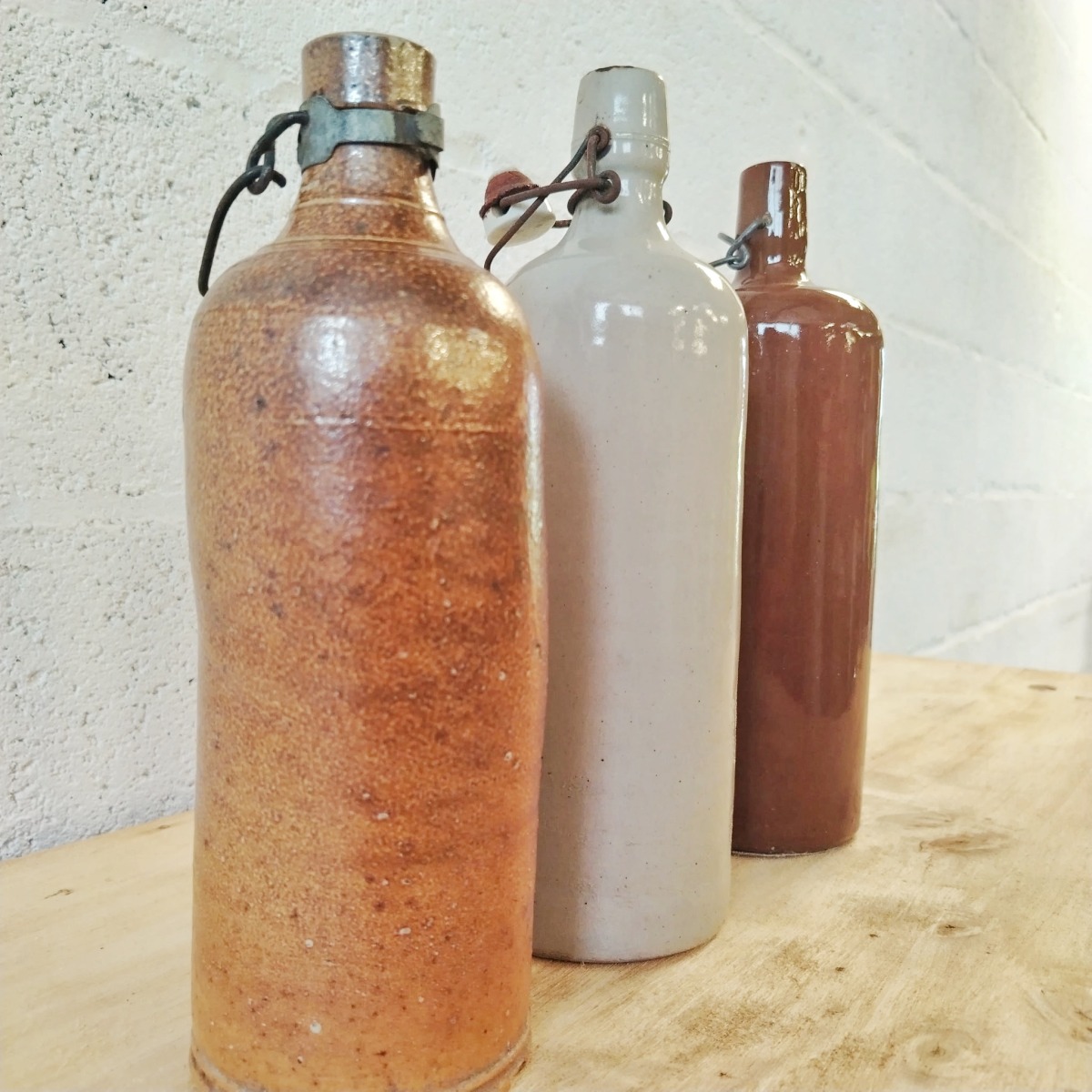 Trio de bouteilles en grès – Image 3