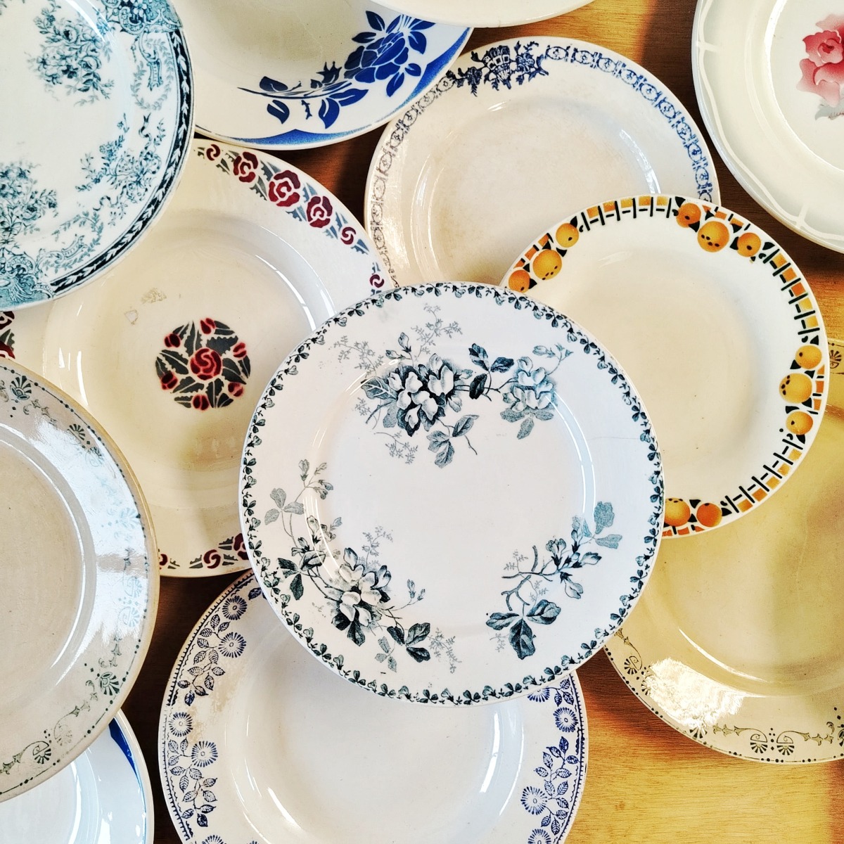 Lot de 20 assiettes anciennes dépareillés – Image 5