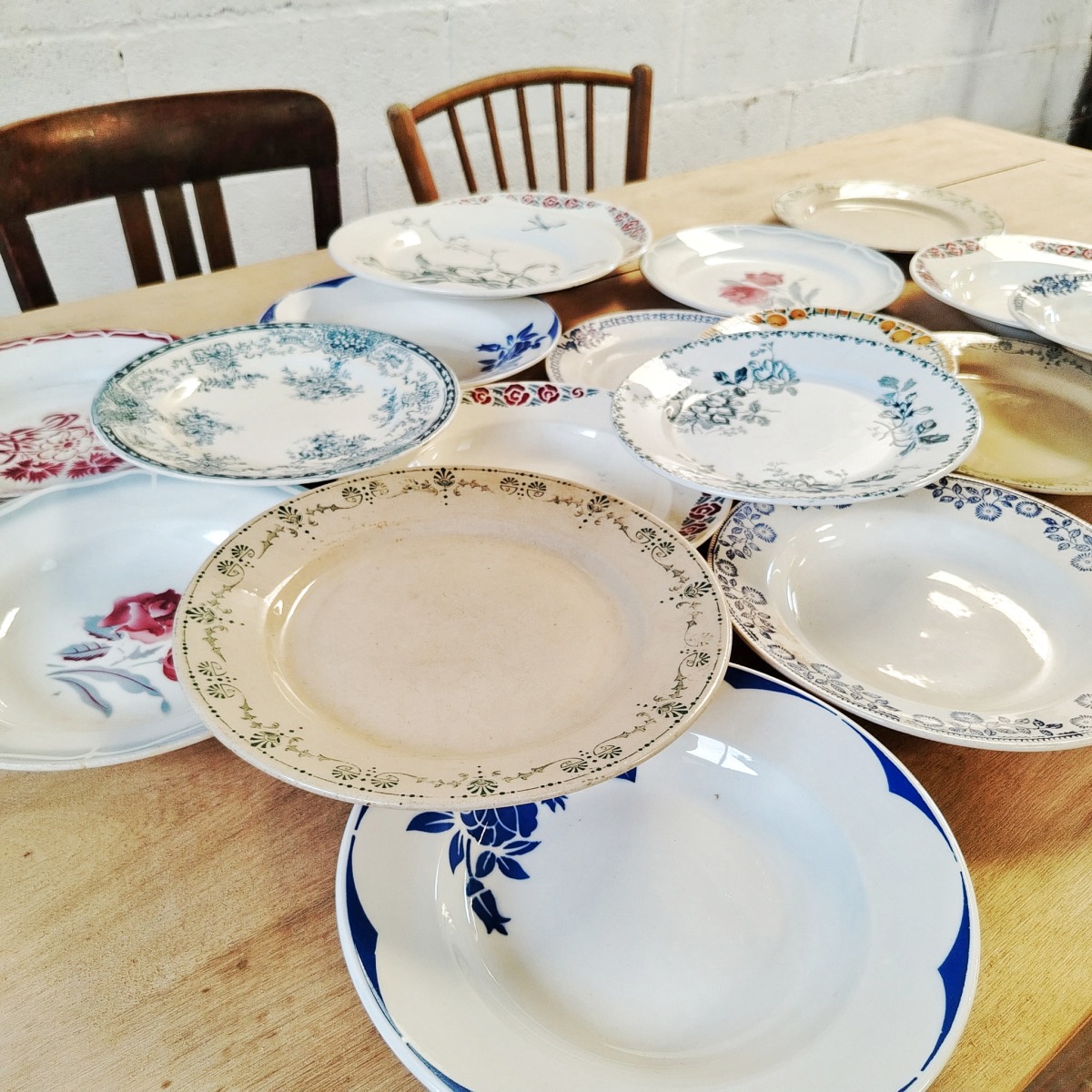 Lot de 20 assiettes anciennes dépareillés – Image 4
