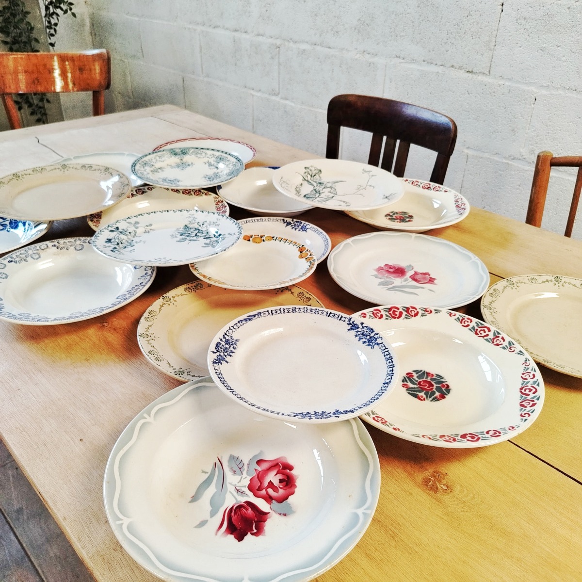 Lot de 20 assiettes anciennes dépareillés – Image 2
